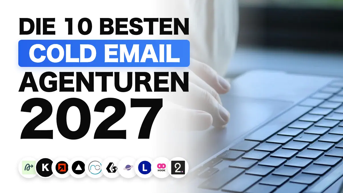 Hände tippen auf einer Laptop-Tastatur in einem Büro, illustriert das Ranking der besten Cold-E-Mail-Agenturen in Frankreich