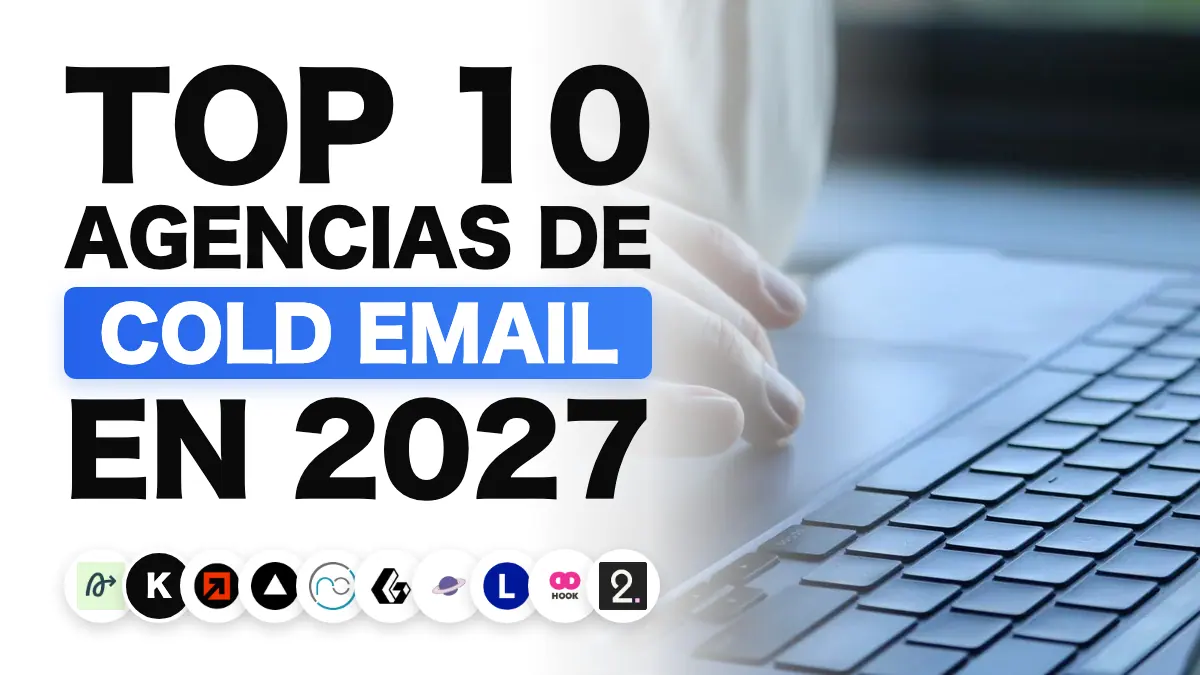 Manos escribiendo en el teclado de un portátil en una oficina, que ilustra la clasificación de las mejores agencias de cold email de Francia