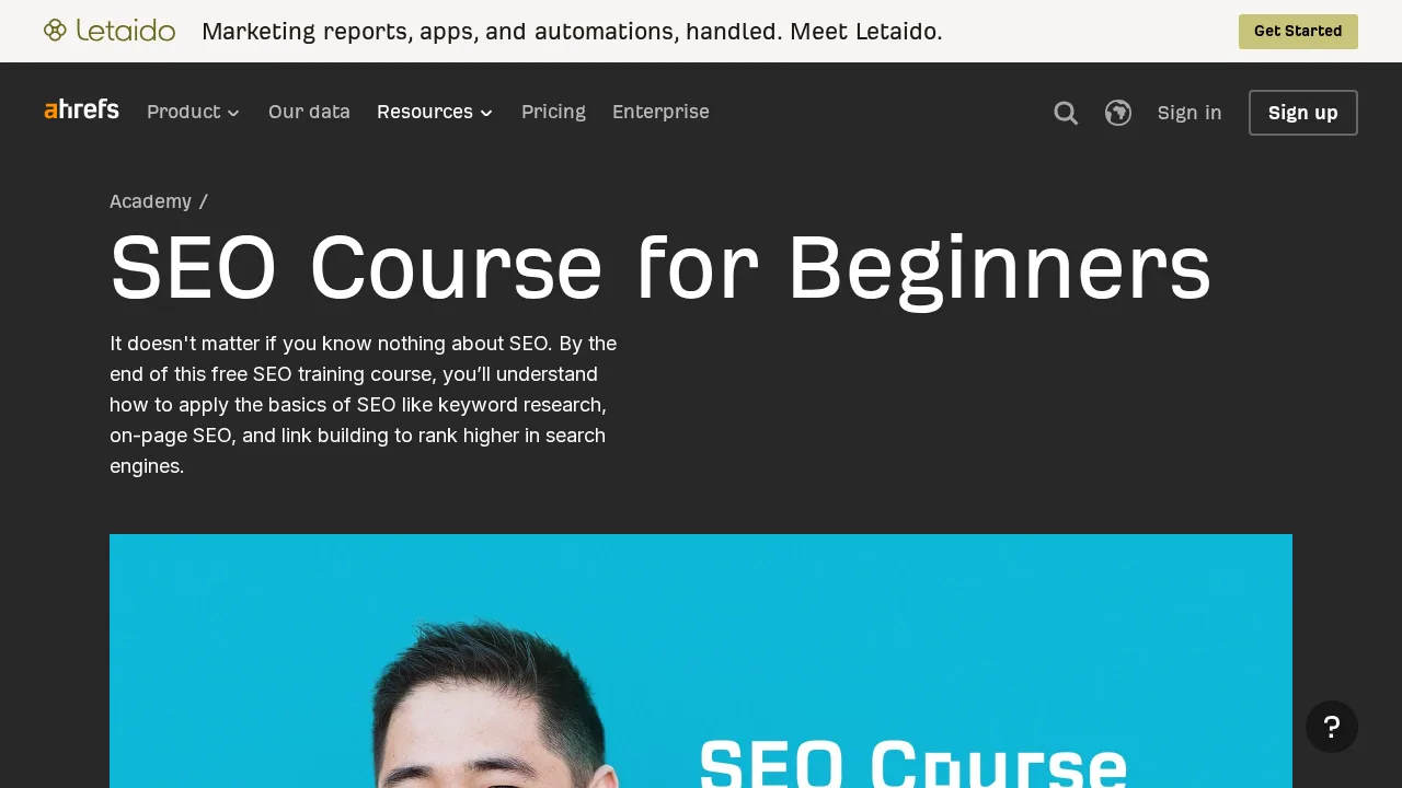 Halaman Ahrefs Academy untuk SEO Course for Beginners, dengan judul dan deskripsinya di atas latar gelap