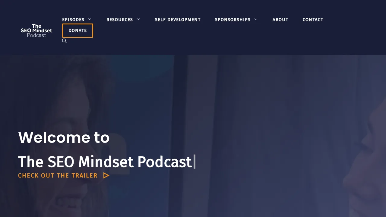 Strona główna The SEO Mindset Podcast, z menu nawigacji i banerem powitalnym zachęcającym do obejrzenia zwiastuna