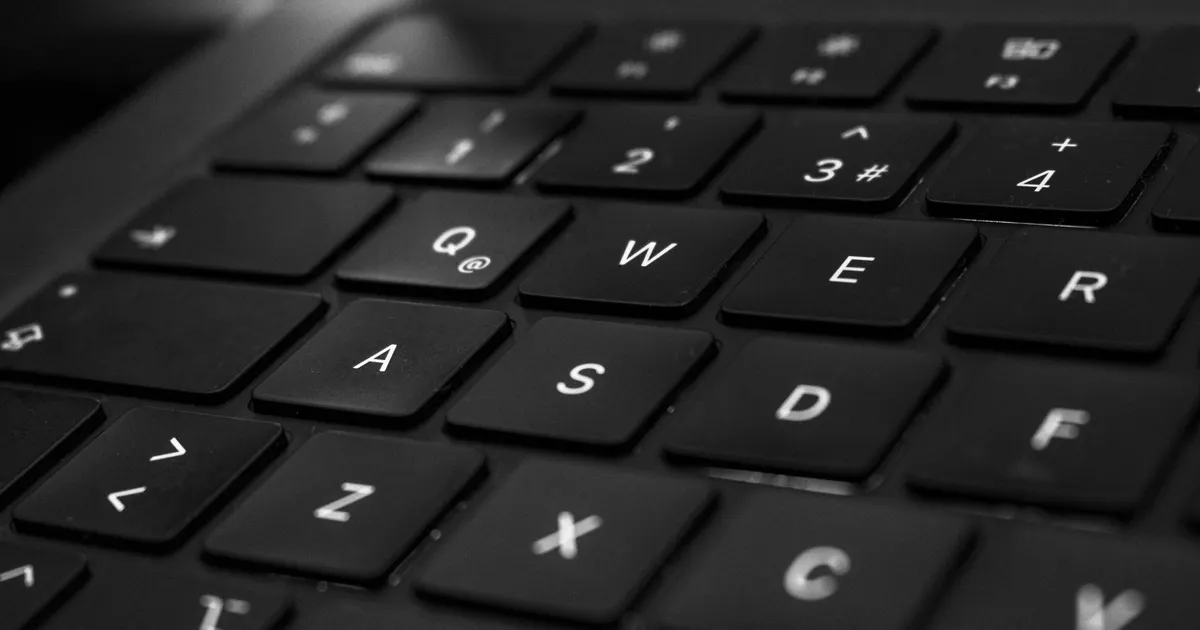 Nahaufnahme von Händen, die eine Suchanfrage auf einer Laptop-Tastatur eingeben, mit sichtbarer Adressleiste des Browsers