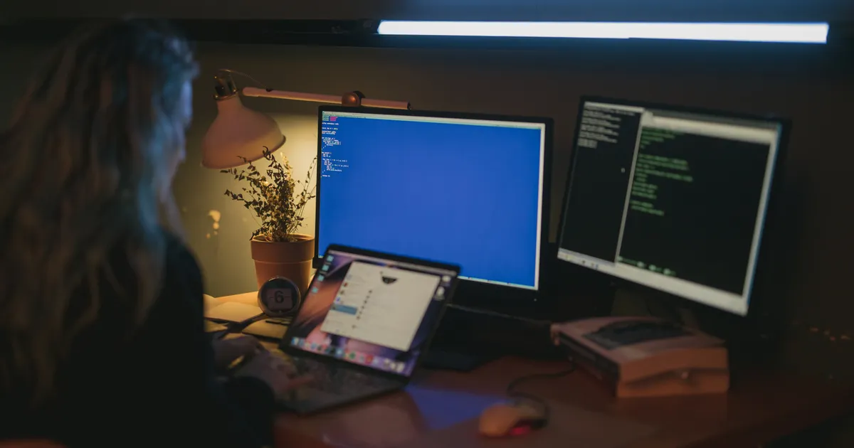 Ein Schreibtisch-Arbeitsplatz mit mehreren Bildschirmen und Geräten, die verschiedene Browserfenster zeigen