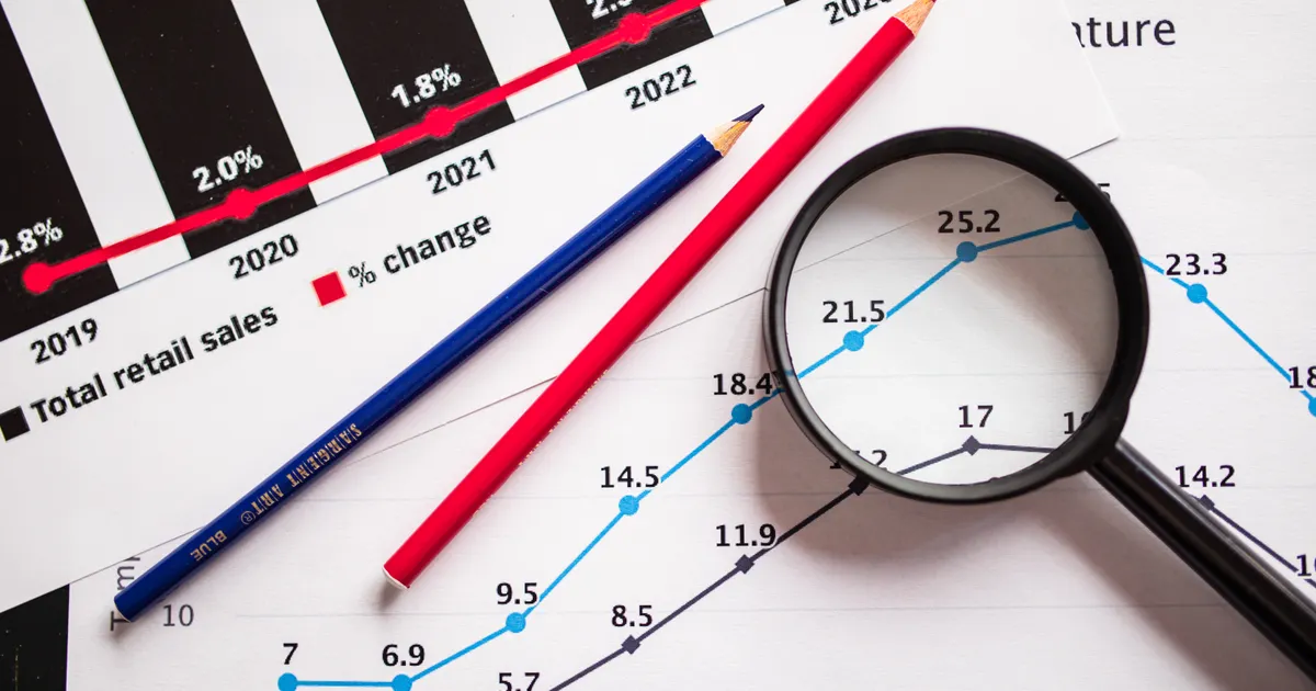 Ein ausgedruckter Business-Analytics-Bericht mit Wachstumskurven auf einem Schreibtisch