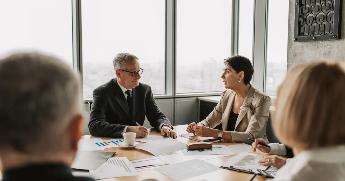Ein Marketingteam, das in einem Besprechungsraum gemeinsam Performance-Daten analysiert