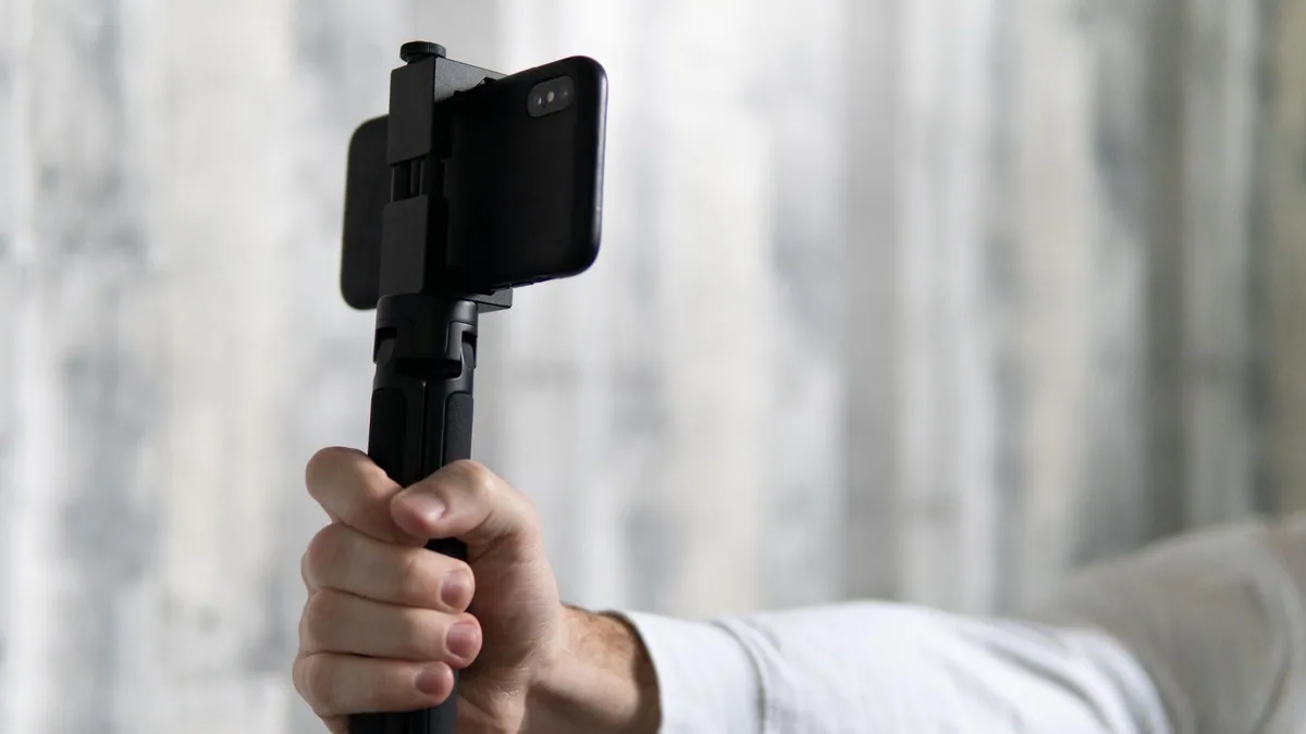 Smartphone mounted on a tripod to film a vertical video, illustrating the ranking of the best TikTok Ads agencies in France