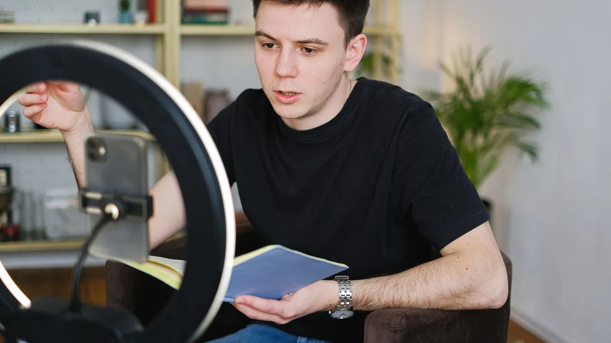 Creator recording video content with a ring light, illustrating the ranking of the best influencer marketing agencies in France