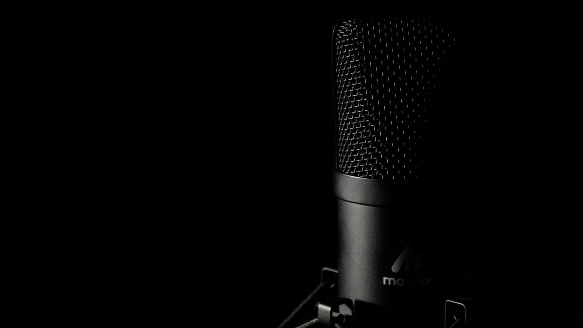Studio microphone photographed against a dark background, illustrating the ranking of the best podcast agencies in France