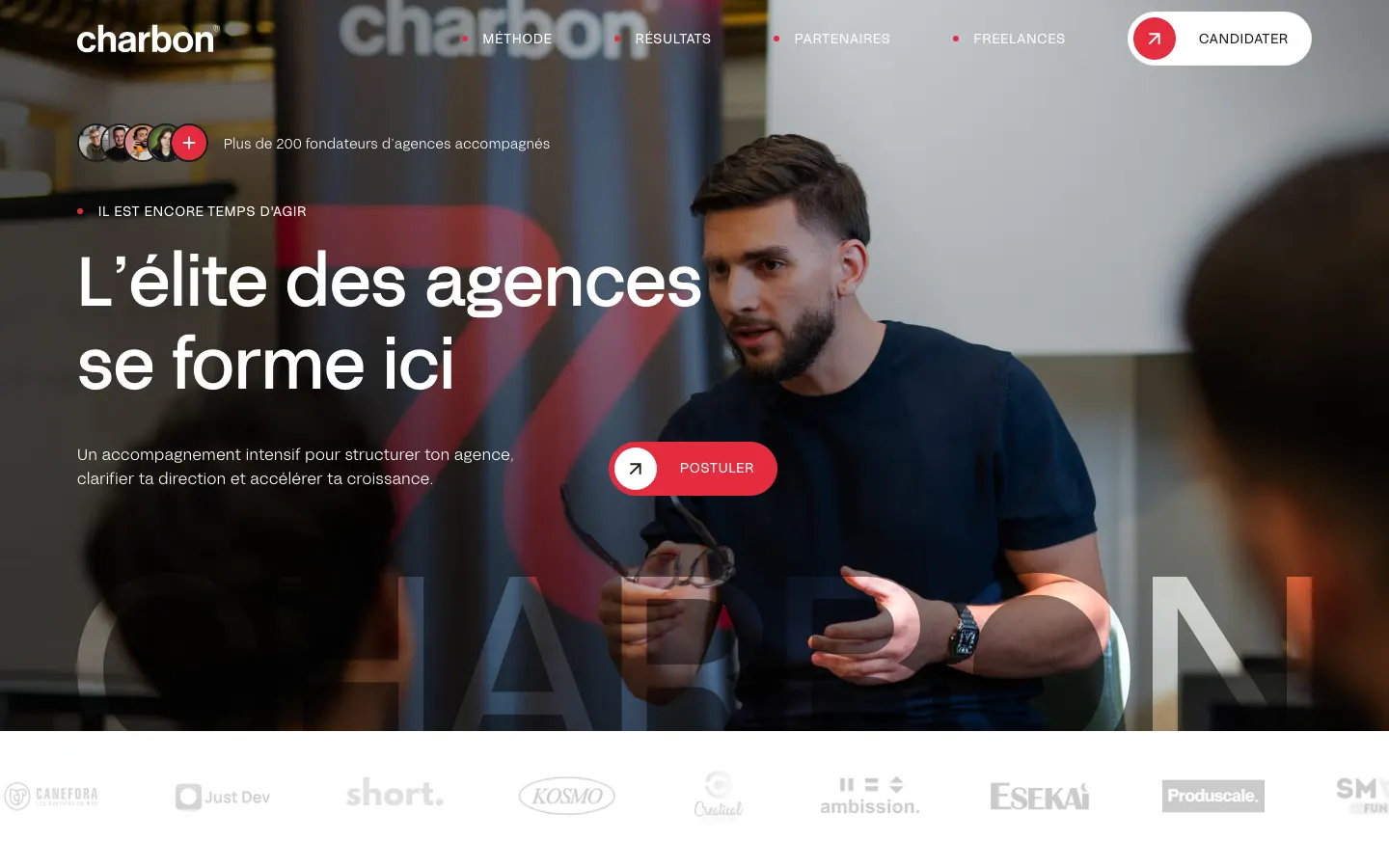 Startseite von Le Charbon mit der Überschrift « L'élite des agences se forme ici » (Hier bildet sich die Elite der Agenturen aus), dem Foto eines Referenten vor einer Gruppe und einem roten Button « Postuler » (Bewerben)