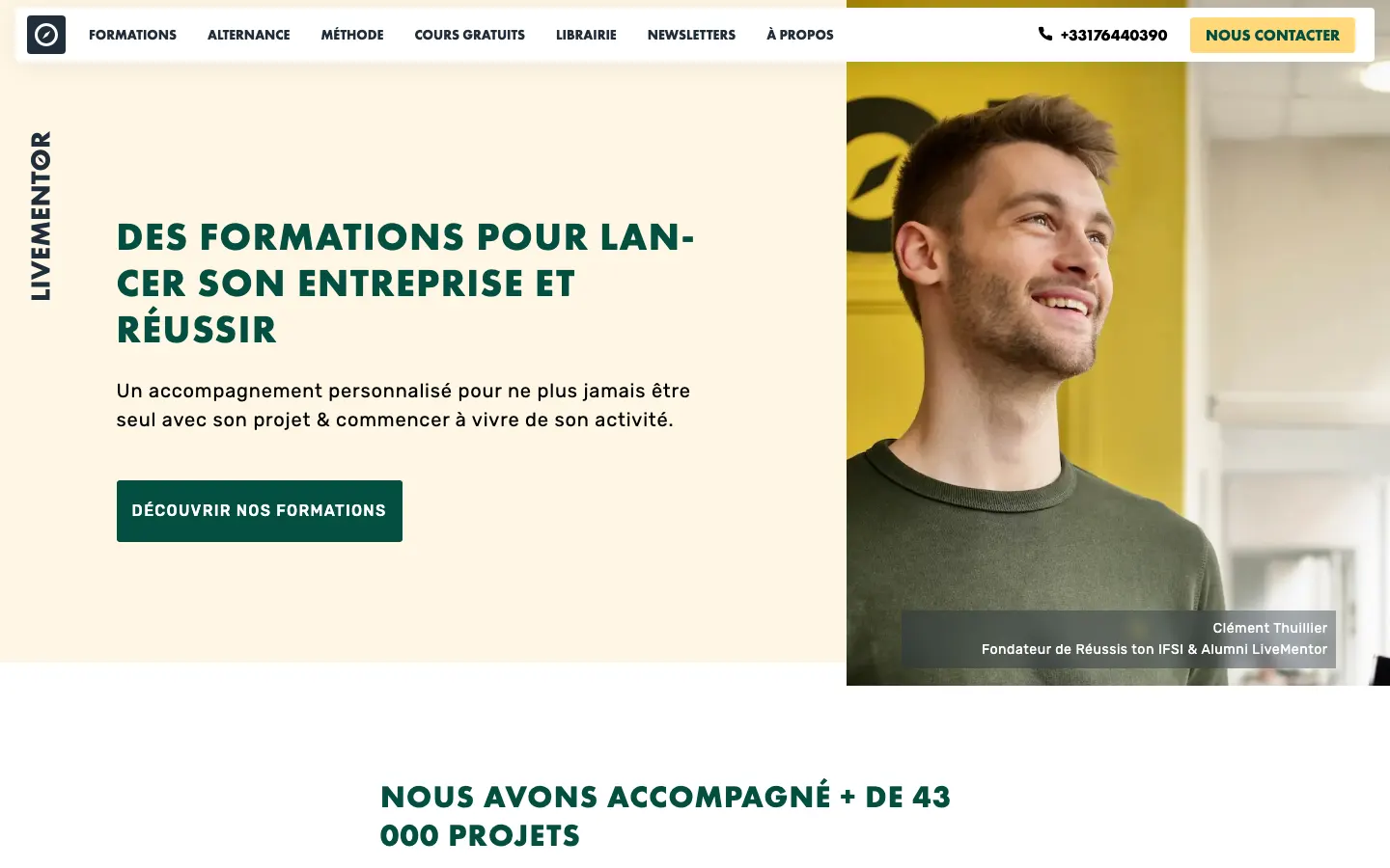 Startseite von LiveMentor mit der Überschrift « Des formations pour lancer son entreprise et réussir » (Weiterbildungen, um ein Unternehmen zu gründen und erfolgreich zu sein), einem grünen Button « Découvrir nos formations » (Unsere Weiterbildungen entdecken) und dem Foto eines lächelnden Alumnus