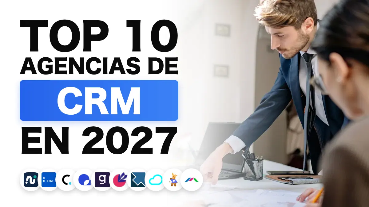 Equipo reunido alrededor de una mesa de trabajo con un portátil, que ilustra el ranking de las mejores agencias CRM en Francia