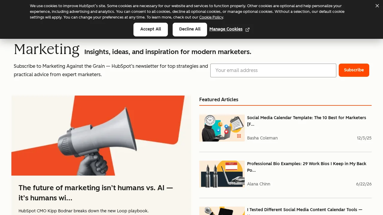 Halaman blog marketing HubSpot dengan banner cookie, kolom pendaftaran newsletter, artikel unggulan bergambar megafon, dan daftar artikel pilihan