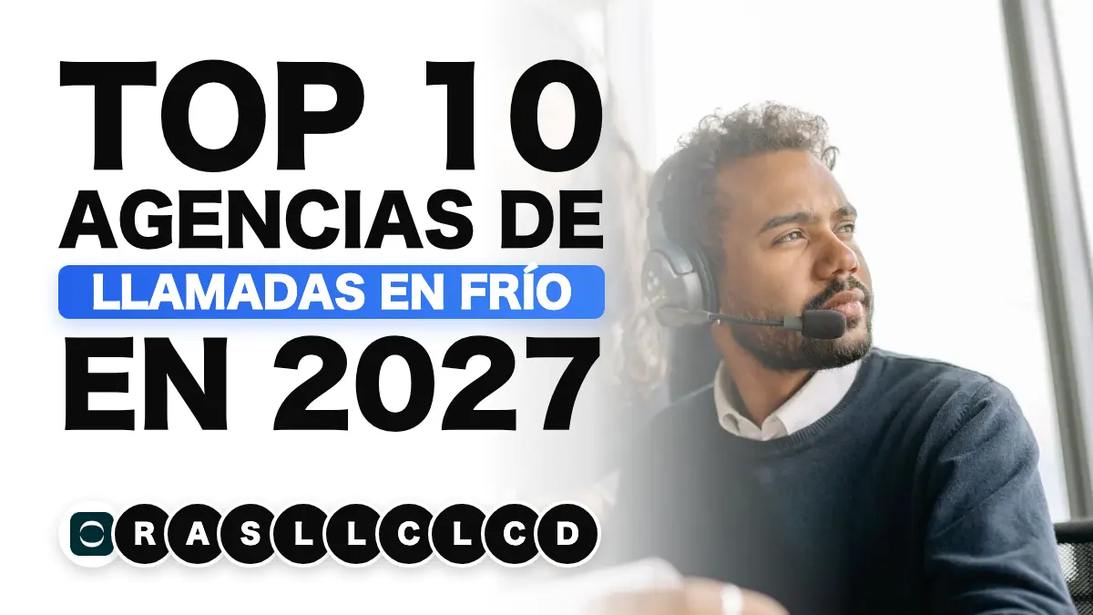 Dos comerciales B2B haciendo prospección telefónica con auriculares en una oficina