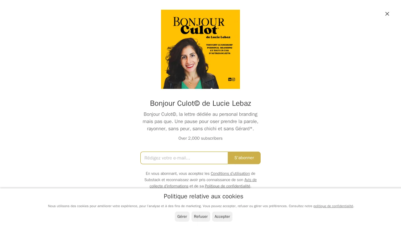 パーソナルブランディングをテーマにした Lucie Lebaz のニュースレターの Substack 登録ページ。黄色い背景に彼女のポートレート