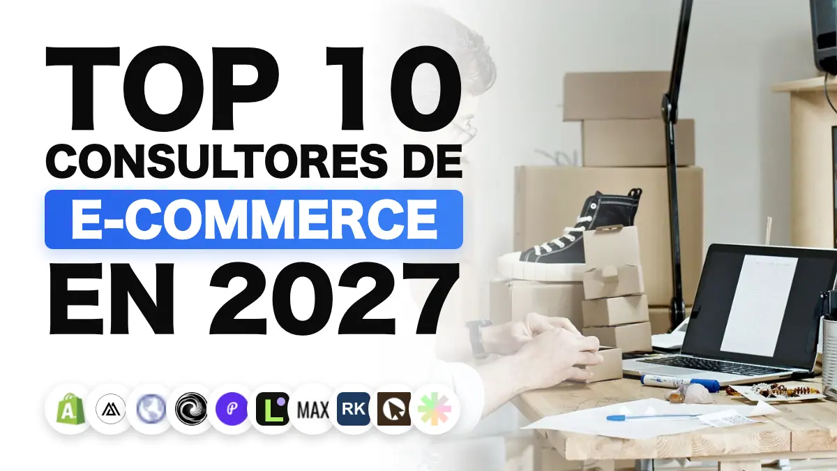 Hombre que trabaja con un portátil junto a una ventana, que ilustra la clasificación de los mejores consultores de ecommerce en Francia