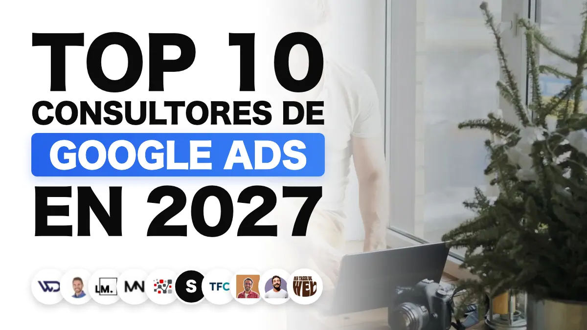 Hombre que trabaja con un portátil junto a una ventana, que ilustra la clasificación de los mejores consultores de Google Ads en Francia