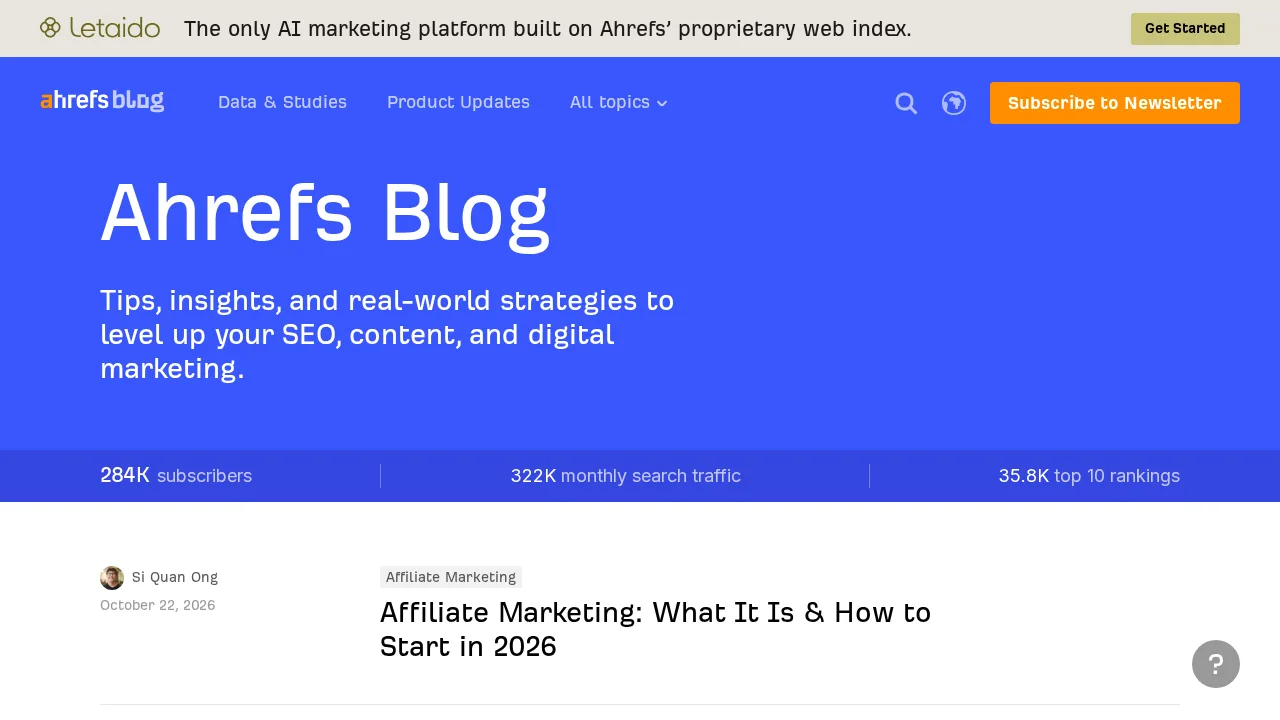 Beranda Ahrefs Blog dengan header biru, tagline tentang SEO, konten, dan pemasaran digital, angka pelanggan dan trafik, serta artikel terbaru tentang affiliate marketing