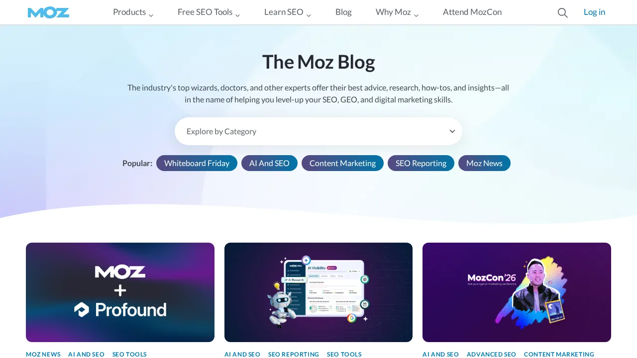 Beranda The Moz Blog dengan judulnya, pemilih kategori, tombol topik populer seperti Whiteboard Friday dan AI And SEO, serta tiga gambar artikel unggulan