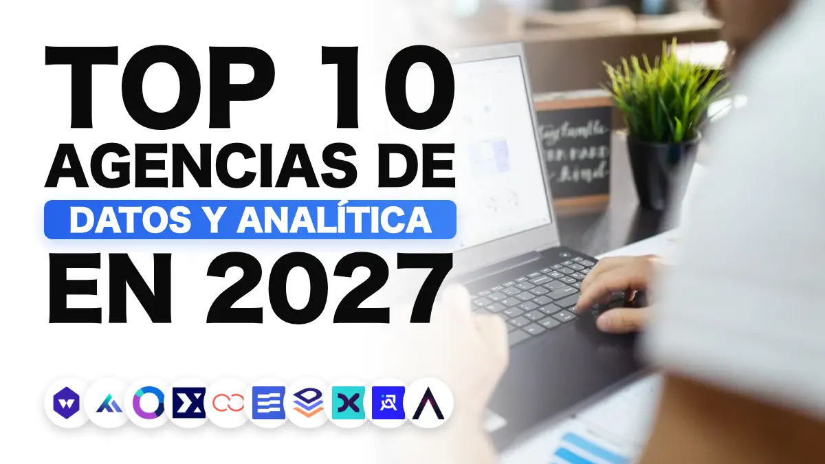 Gráficos impresos y un portátil durante una sesión de análisis de datos, que ilustra la clasificación de las mejores agencias de analítica de datos de Francia