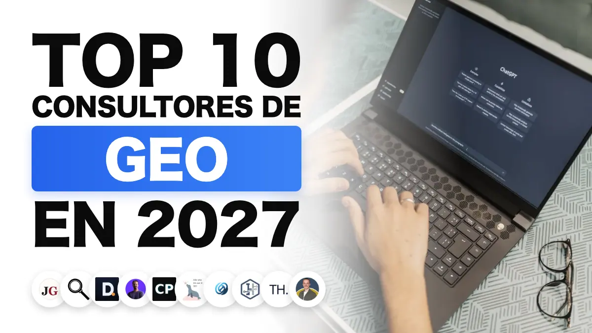 Hombre que trabaja con un portátil junto a una ventana, que ilustra la clasificación de los mejores consultores GEO en Francia