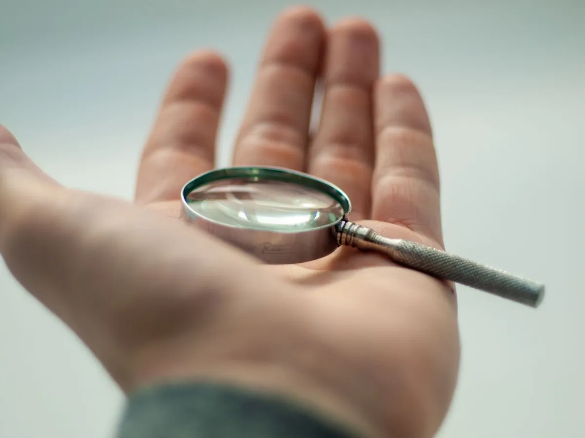 Klein vergrootglas in een open hand